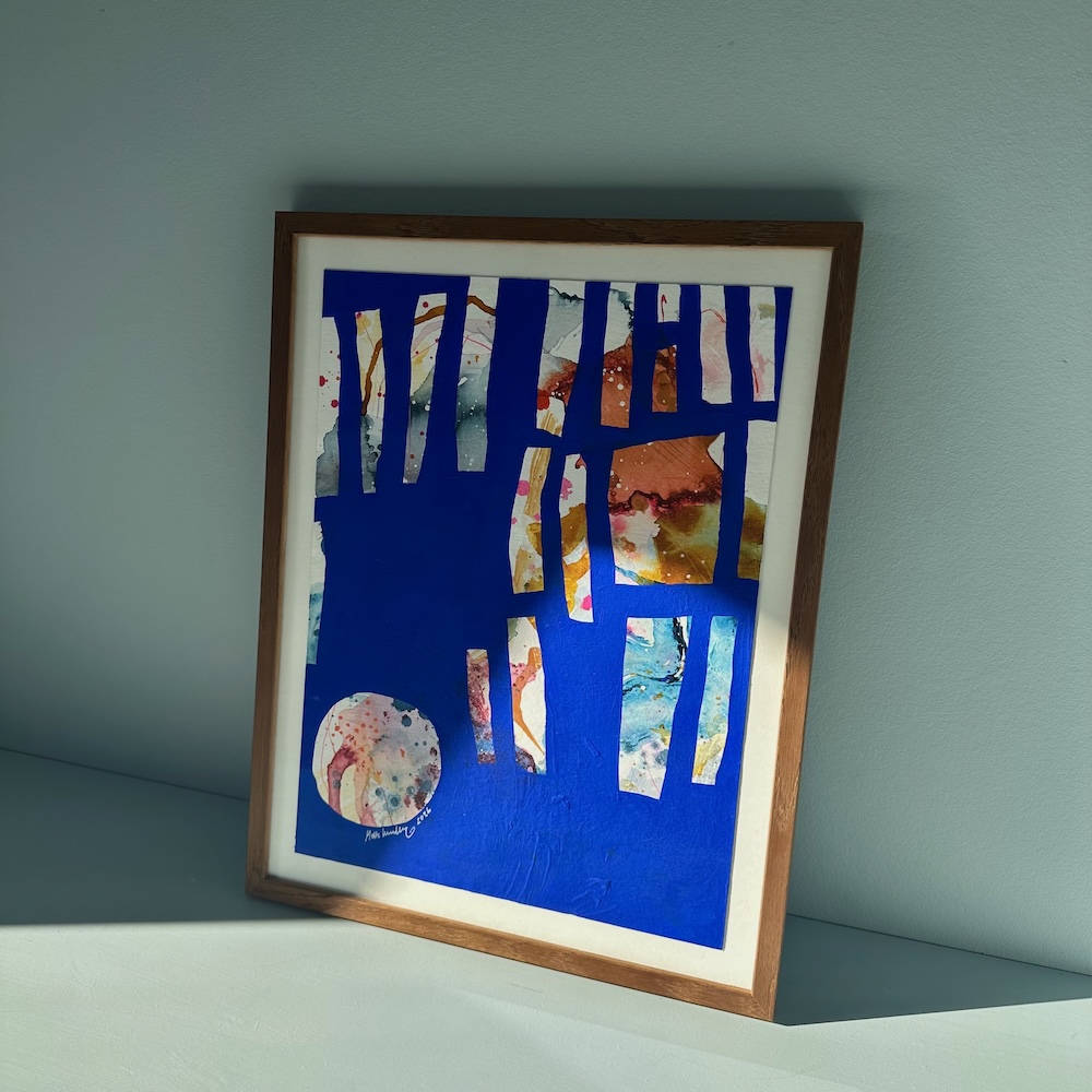 Ultramarin blaat maleri med mange farver i ramme.