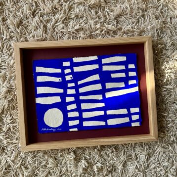 Ultramarin blaa kunst i egetraesramme.