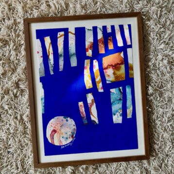 farverigt maleri i ultramarin blå og mange farver.